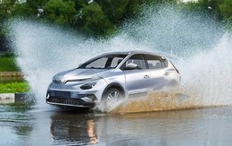 Những điều cần chú ý khi vận hành ô tô điện vào ngày mưa