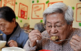 Con chăm bồi bổ nhưng sức khỏe cụ ông hao hụt trông thấy, nguyên nhân đến từ món ăn này