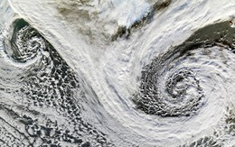 Hiệu ứng bão kép: Điều gì xảy ra khi hai cơn bão va chạm nhau?