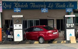 Đằng sau những bức ảnh TNGT: Vội đổ xăng, Ford Fiesta lao vào "hạ gục" trụ bơm