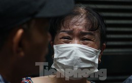 Cháy chung cư mini ở Hà Nội: Người thân 'lòng như lửa đốt' ngóng chờ thông tin nạn nhân