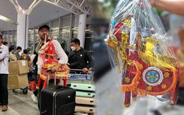 Ông Tây ôm vàng mã ở sân bay Nội Bài khoe được tặng ngựa mới, ship thẳng từ Việt Nam sang