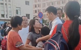 Cha mẹ ly hôn giành giật con ngay trước cổng trường: Đừng nhân danh "tình yêu" để tổn thương con trẻ