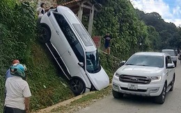 Đằng sau những bức Ảnh TNGT: Không quen đường núi, Peugeot 5008 "ngã vỡ đầu" khi đổ dốc