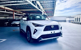 Ảnh thực tế 2 bản Yaris Cross tại đại lý: Chênh gần 100 triệu nhưng ngoại hình y hệt, bản HEV ăn xăng như 'ngửi'