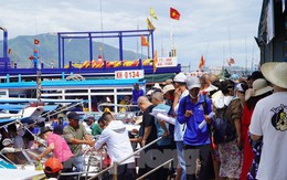 Du khách đổ xô ra đảo, đường nối trung tâm TP Nha Trang với bến tàu ùn tắc