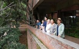 Bỏ cuộc sống ở thành phố, cô gái dùng tiền tiết kiệm 10 năm xây nhà gần 15 tỷ đồng báo hiếu bố mẹ