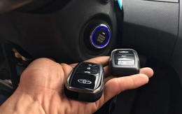 Vì sao chìa khóa thông minh để trong ô tô vẫn bị chốt cửa?