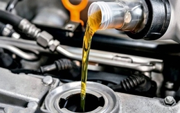 Những tác hại khi đổ dư dầu động cơ xe ô tô