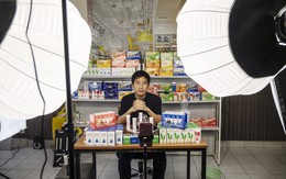 Người đàn ông "đổi đời" nhờ TikTok Shop: Bỏ việc y tá lên livestream bán sách, bỏ túi hơn 300 triệu đồng