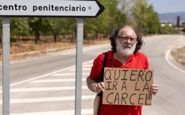 Người đàn ông 60 tuổi cầm tấm biển van xin ''được vào tù'', nguyên nhân phía sau gây xót xa