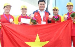 Trưởng đoàn thể thao Việt Nam thưởng nóng đội tuyển rowing
