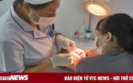 Nghỉ việc, cách ly cả nhà như thời COVID-19 vì đau mắt đỏ