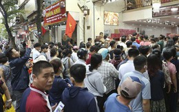 Hà Nội: Đi hơn 10km, xếp hàng chờ cả tiếng đồng hồ để mua bánh Trung thu