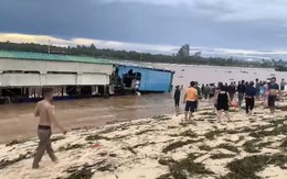 Nước lũ cuốn 1 nhà hàng nổi ra biển Nhật Lệ