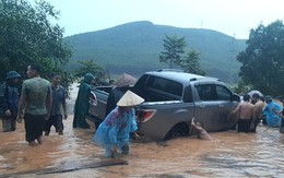 Người dân 'giải cứu' ô tô chìm trong biển nước