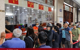 Hàng trăm người xếp hàng chờ mua bánh trung thu ở Hà Nội
