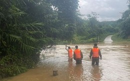 Hai vợ chồng ôm cây luồng bơi qua suối chảy xiết, người vợ bị lũ cuốn mất tích