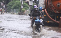 Một con phố ở Thủ đô vẫn chìm trong 'biển nước' sau một ngày mưa lớn
