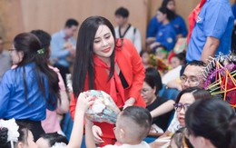 Hoa hậu Phan Kim Oanh và top 5 Mrs Grand Vietnam trao quà trung thu cho các em nhỏ tại Hà Nội