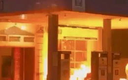 Người phụ nữ bất ngờ châm lửa đốt cây xăng cháy