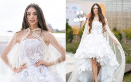 Vợ Tây của thủ môn Bùi Tiến Dũng catwalk gợi cảm giữa mưa lạnh Đà Lạt