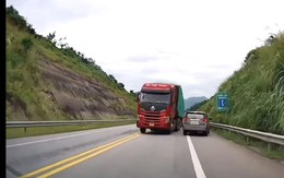 Xe container lấn làn vượt ẩu suýt gây tai nạn nghiêm trọng trên cao tốc Nội Bài – Lào Cai
