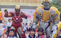 Học sinh thích thú khi 'Iron Man' xuất hiện tại lễ khai giảng