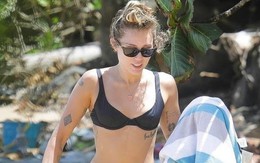 Miley Cyrus diện bikini đọ dáng với mẹ ruột U60