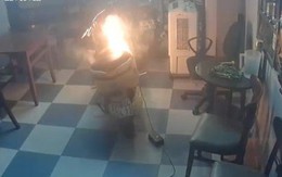 Khoảnh khắc xe máy điện bốc cháy khi đang sạc pin, suýt gây hỏa hoạn nghiêm trọng
