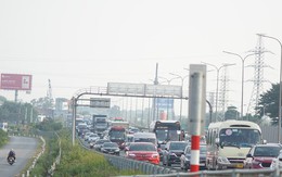 Ô tô ùn dài hàng cây số ở lối ra cao tốc Pháp Vân - Cầu Giẽ ngày cuối nghỉ lễ