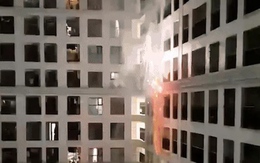 Xôn xao clip nhóm người đốt pháo hoa tại chung cư cao tầng