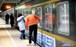 Chuyến tàu khiến hành khách phải tự lau cửa kính ở Trung Quốc có gì đặc biệt?