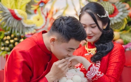 Hậu vệ đội tuyển Việt Nam tình tứ hôn vợ trong lễ ăn hỏi