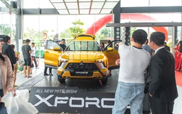 Mitsubishi Xforce Premium giá 699 triệu về đại lý, khách hàng bủa vây xem xe, đông như tại triển lãm