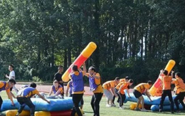 Công ty Trung Quốc bắt nhân viên bò giữa đường vì thua trò chơi tập thể