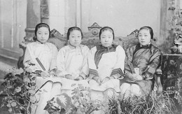 Ảnh cũ nhà Thanh: Con dâu được ngồi cạnh mẹ chồng, người phụ nữ trong hình 8 gây chú ý