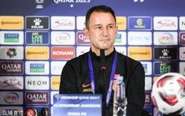 Nói quá lan man, HLV Trung Quốc tạo ra tình huống khôi hài ở phòng họp báo sau trận đấu thất vọng

