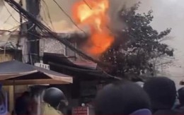Lính cứu hỏa phá tường, phun vòi rồng dập tắt đám cháy nhà ở Hà Nội