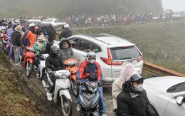 Hàng nghìn người chen chân lên Mẫu Sơn 'săn' tuyết gây ùn tắc