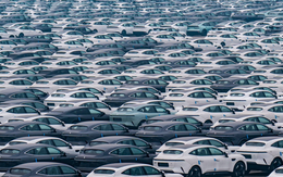 Thị trường xe Trung Quốc 'xuống ghềnh'? 1 gã khổng lồ sụp đổ, nhân viên bị nợ lương, khách mua xe vất vả