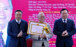 Chủ tịch Hà Nội trao Huy hiệu 80 tuổi Đảng cho lão thành cách mạng
