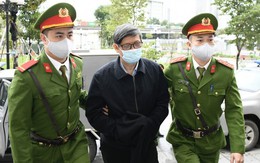 Cảnh sát dẫn giải ông Nguyễn Thanh Long và 37 bị cáo trong đại án Việt Á đến tòa