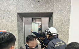 Phá cửa thang máy trụ sở Bộ Công thương giải cứu 7 người mắc kẹt