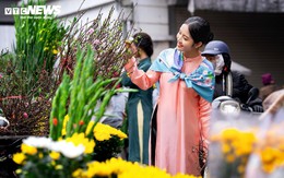 Người Hà Nội tấp nập đi chợ hoa Hàng Lược trước Tết ông Táo