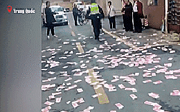 Trung Quốc: Gia đình cãi nhau rồi ném tiền qua cửa sổ