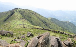 Ngoài biển, Quảng Ninh còn có một vùng núi hoang sơ được ví như "Sa Pa thu nhỏ", cách Hạ Long hơn 100km