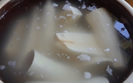 Tại sao nên ngâm sắn trước khi nấu?