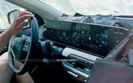 Sedan điện ‘giá rẻ’ Kia EV4 lộ nội thất sang xịn: 3 màn hình chung mặt kính, vô lăng 2 chấu, bỏ cần số rườm rà