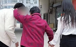 Cặp đôi ly hôn chưa đến 1 giờ, mẹ chồng bắt đi đăng ký kết hôn lại: Biết lý do chia tay, netizen tức giận